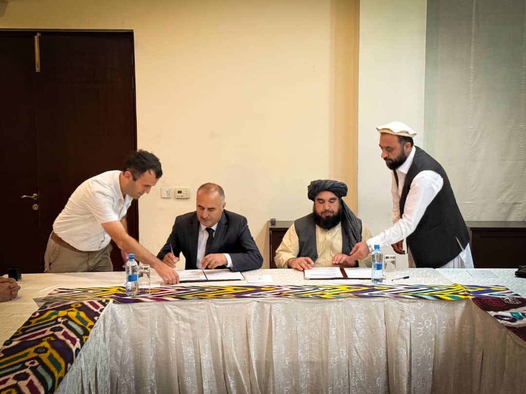 تاجیکستان به سرحدات افغانستان برق میدهد